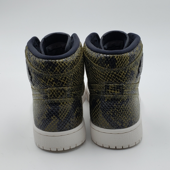 Womens Nike AIR JORDAN 1 RETRO HI PREMIUM Shoes - Picture 6 of 7